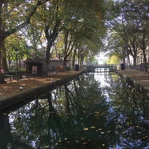 Paris, Au Bord Du Canal Saint Martin Paris